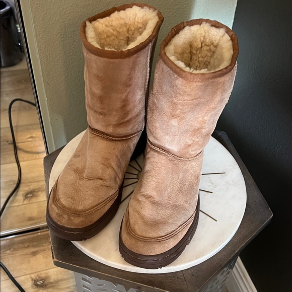 UGG, size 7, Mid Height Tan Beige Suede Winter Boots - Picture 13 of 14